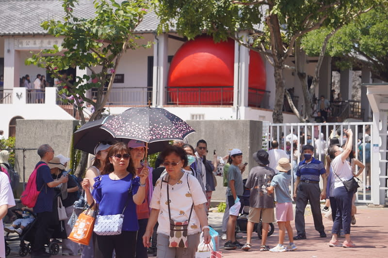 「紅球計畫」移展安平古堡（1） 紅球台南歷史街區策展行動2日移展安平古堡，在園 區內熱蘭遮博物館廊道角落現身。 中央社記者董俊志攝  113年4月2日 