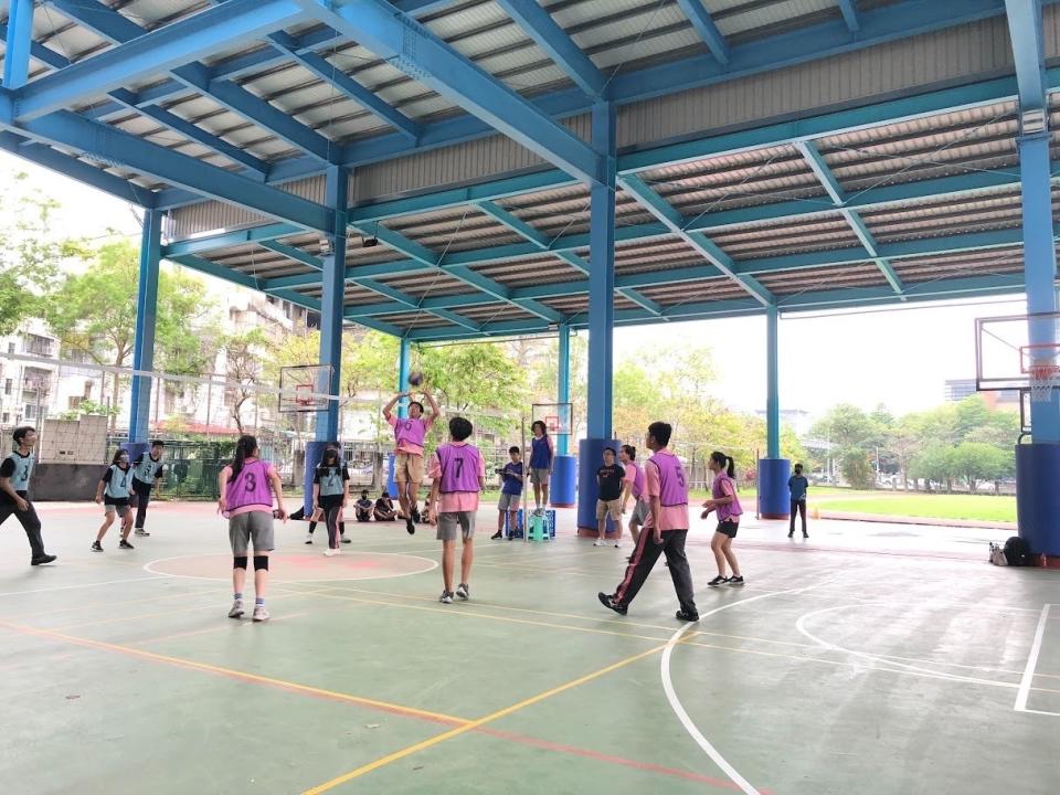 芳和實中學生在光電球場活動，免於日曬雨淋