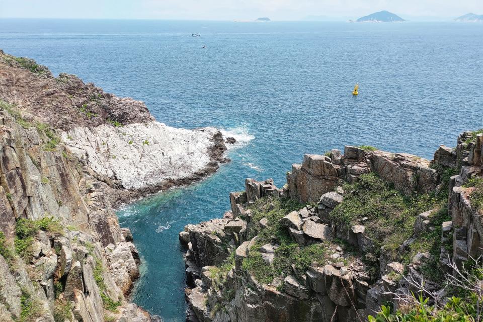 在觀景台欣賞白崖美景
