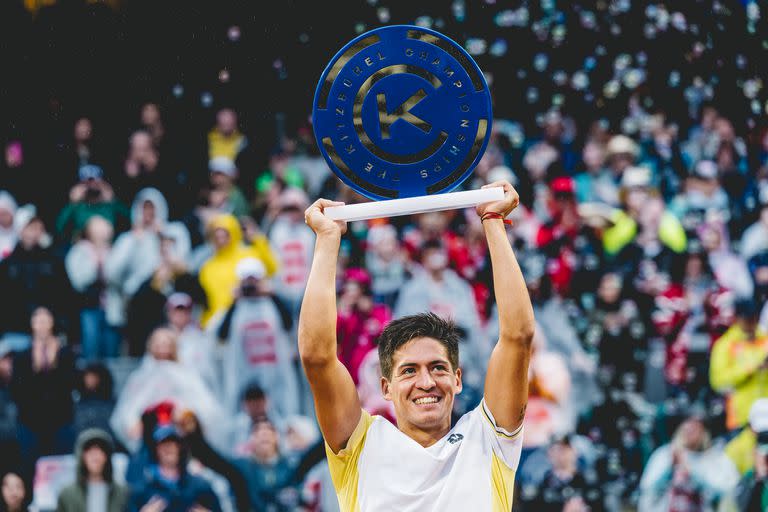 Sebastián Báez, feliz con el trofeo de campeón en Kitzbühel