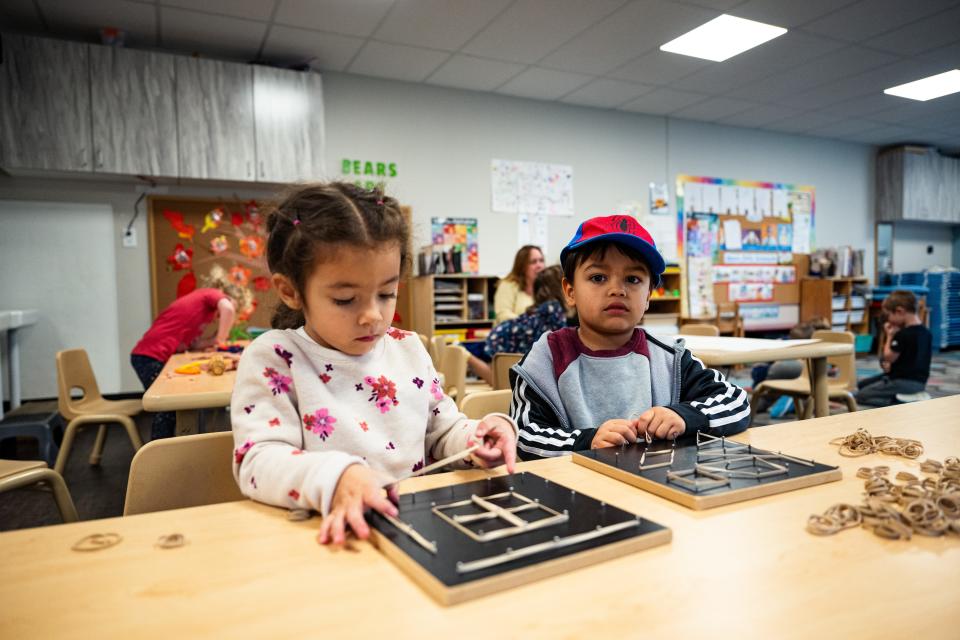 April Machavo y Benjamin Xavier juegan en Teaching Tree Early Childhood Learning Center en Fort Collins, Colorado, el lunes 16 de octubre de 2023.