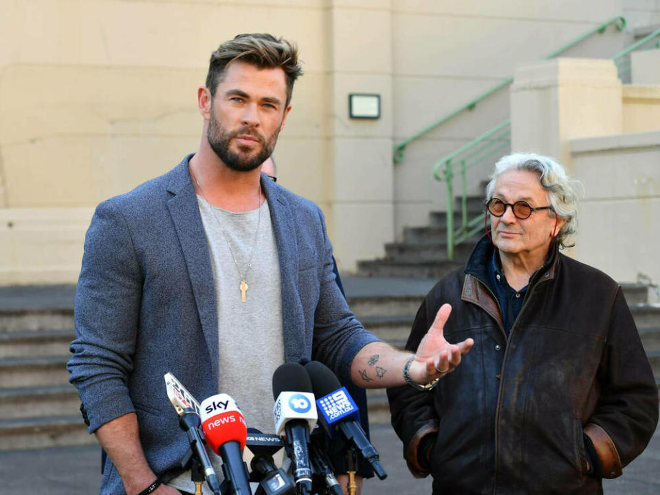 Chris Hemsworth (l.) bei einer Pressekonferenz in Australien, an seiner Seite "Mad Max"-Regisseur George Miller. (Bild: imago images/AAP)