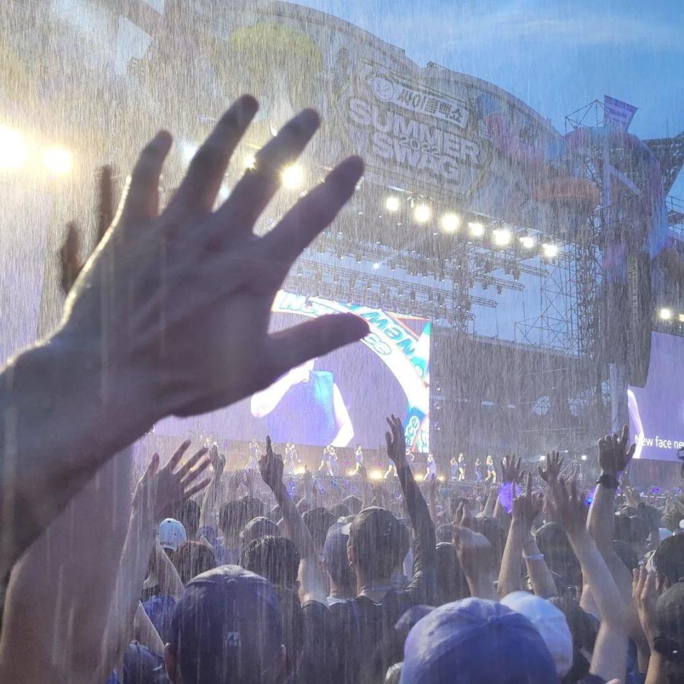 PSY濕身秀演唱會使用300噸水，卻造成許多爭議。（網路圖片）
