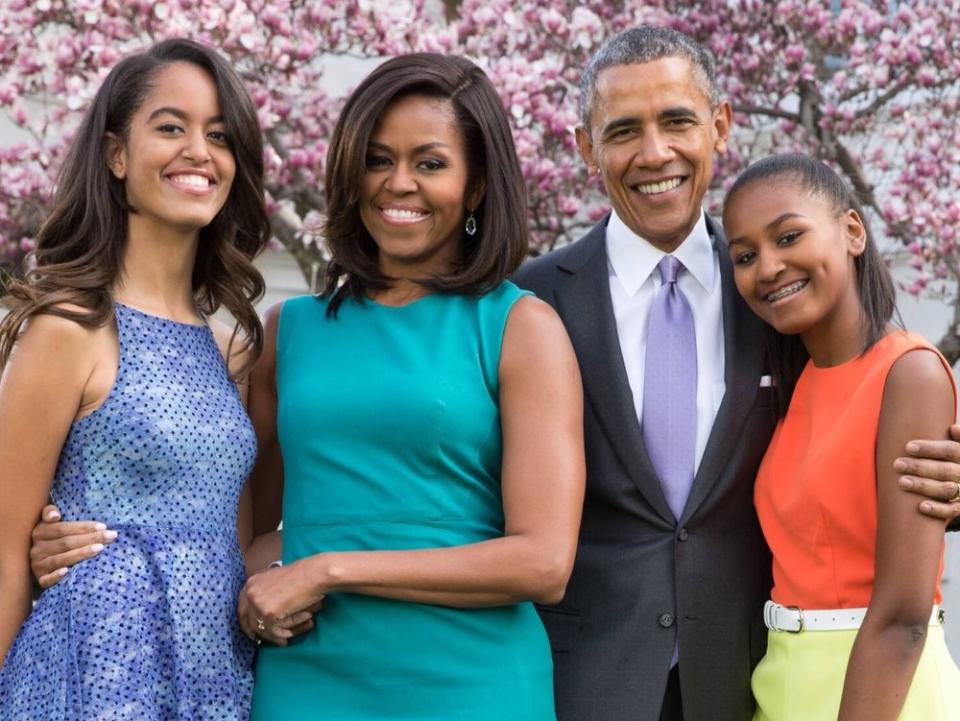 Malia Obama (links) mit ihrer Familie. (Bild: imago images/Everett Collection)