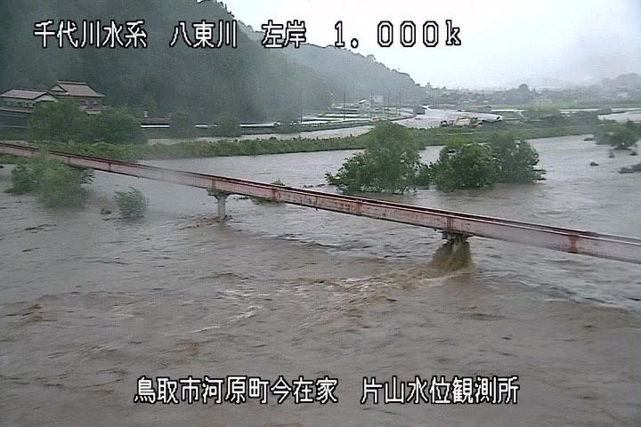 颱風蘭恩為鳥取縣帶來驚人雨量，當地河川暴漲，部分地區出現土石流災情。路透社