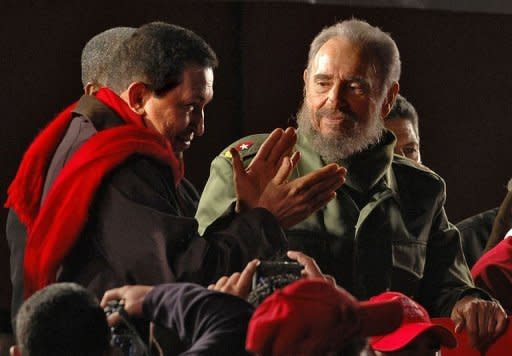 Photo Par Pablo Porciuncula - Depuis ses débuts en politique, le dirigeant révolutionnaire cubain Fidel Castro a fait figure de mentor pour Hugo Chavez, décédé mardi 5 mars des suites d'un cancer à 58 ans, un soutien récompensé par un appui indéfectible du Venezuela à l'économie anémiée de l'île, grâce principalement à la fourniture de pétrole