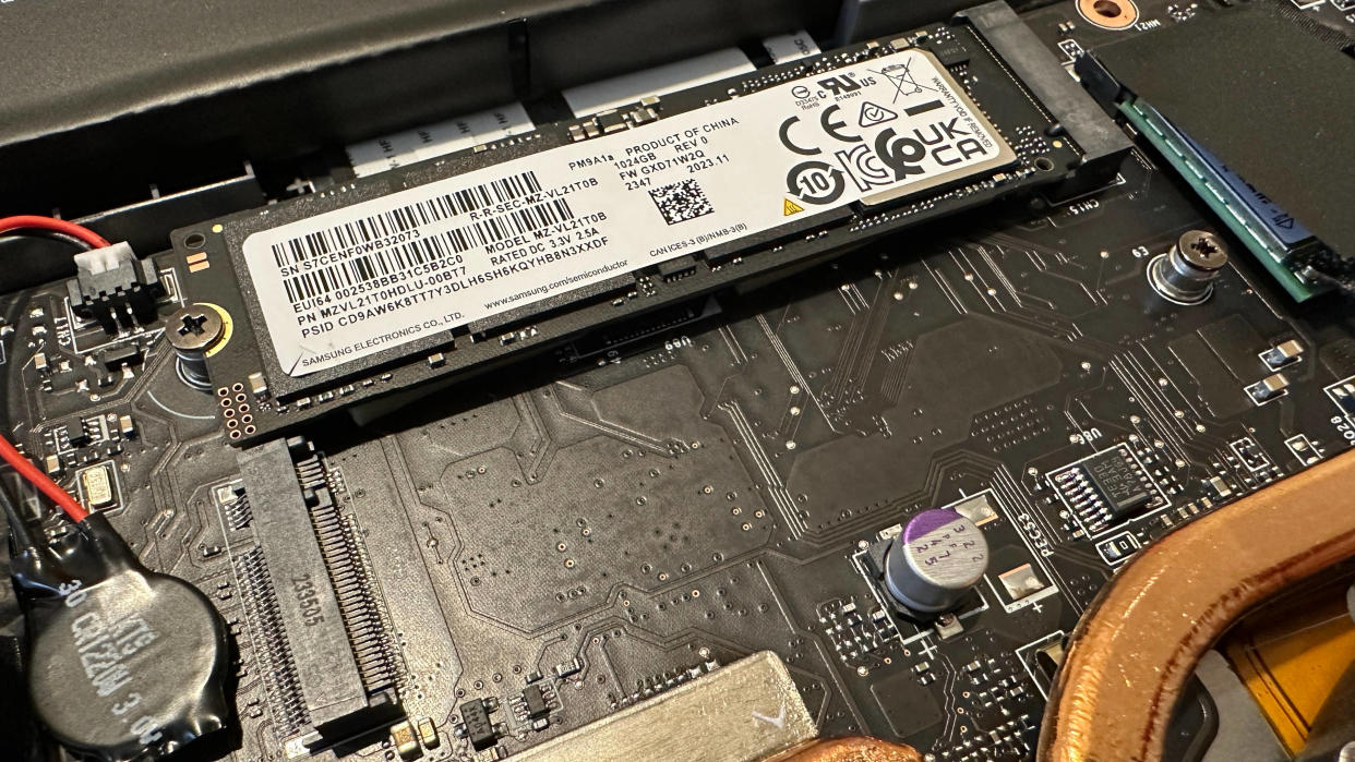  A photo of the Samsung PMA1a SSD in the MSI Vector 17 HX gaming laptop. 