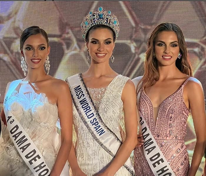 Paula Pérez con sus damas de honor en el concurso Miss World Spain 2022