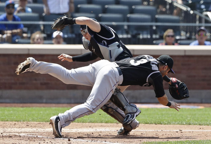 Bei einem Spiel zwischen den New York Mets und den Colorado Rockies kommen sich Werfer und Baseman ein wenig in die Quere. (Bild: Frank Franklin II/AP)