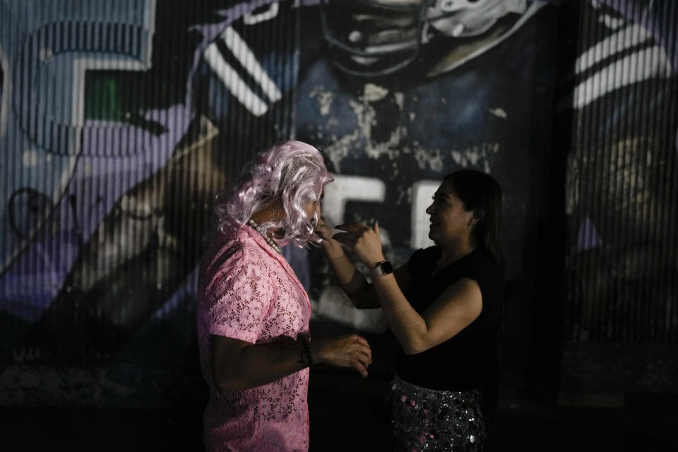 Un fan se prepara para el concierto la gira "Mañana será bonito" de Karol G en el Estadio Azteca de la Ciudad de México el jueves 8 de febrero de 2024. (Foto AP/Eduardo Verdugo)