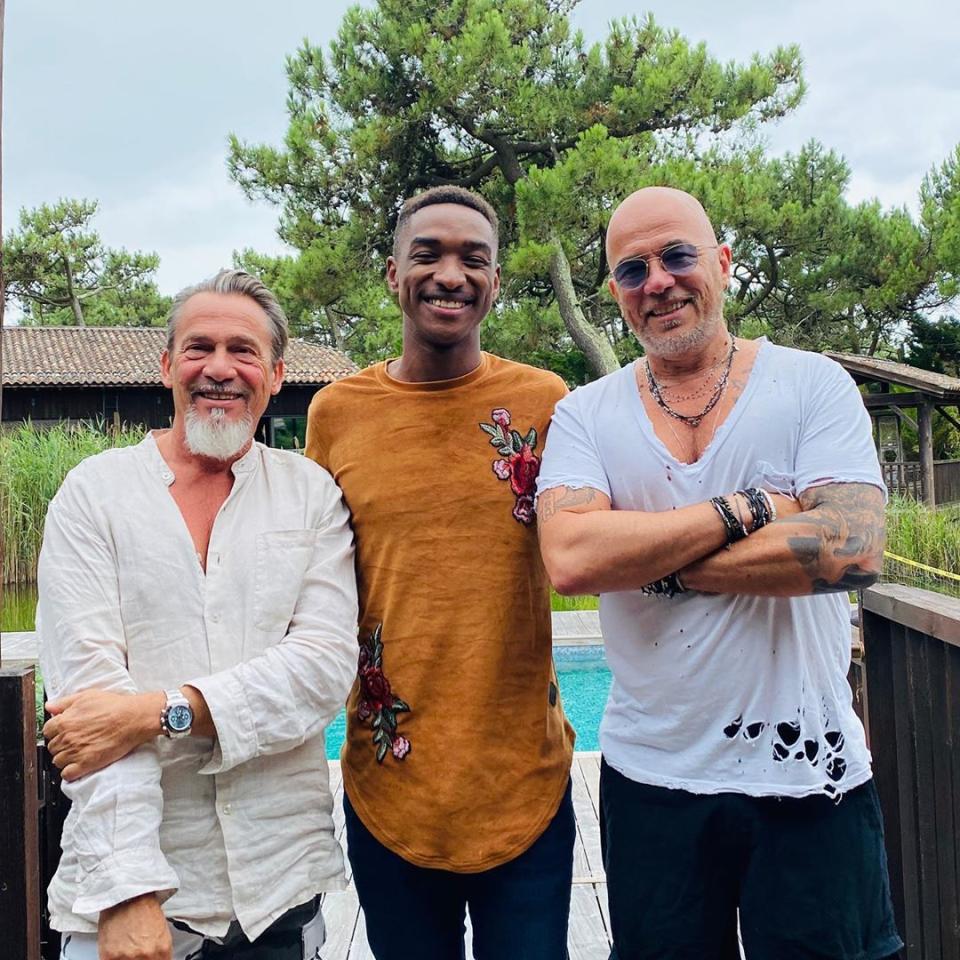 Mais que peuvent bien nous concocter comme surprise Pascal Obispo, Florent Pagny et Abi Bernadoth ? C’est au Cap Ferret que le gagnant de la saison 9 de <em>The Voice</em> a retrouvé son coach et l’interprète de <em>Bienvenue chez moi</em> pour travailler sur un projet qui devrait, à en croire la légende, nous être révélé à la rentrée. Patience…© Instagram @pascalobispo