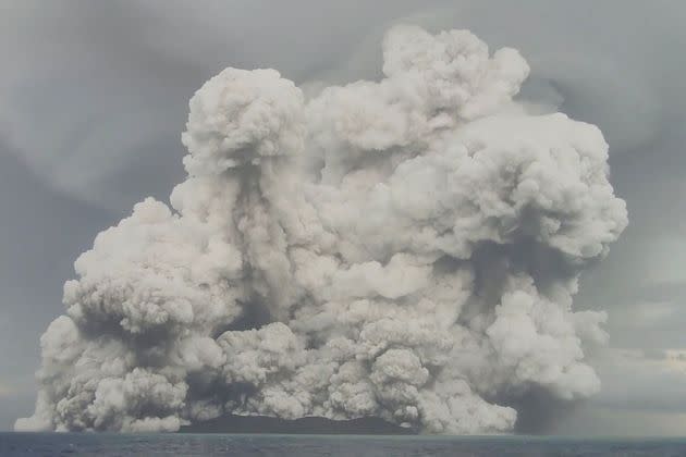 2022 01 17T084121Z 1699920514 RC2W0S9Y0NIZ RTRMADP 3 TONGA VOLCANO ERUPTION