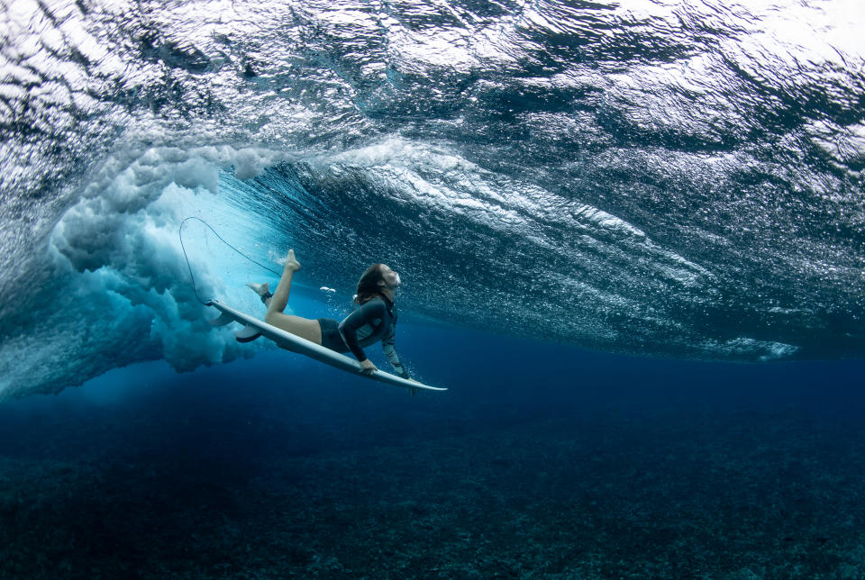 Australijska surferka Olivia Ottaway nurkuje pod falą w Teahupo'o w sierpniu ubiegłego roku. (Ryan Pierse/Getty Images)