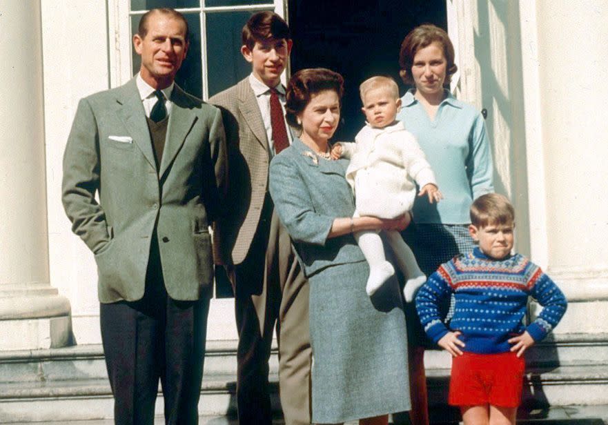 Il a formé, avec la reine Elisabeth II, le couple le plus emblématique de la monarchie britannique. Fils du prince André de Grèce et de la princesse Alice de Battenberg, le prince Philip fait ses premières armes au sein de la Royal Navy à l’âge de dix-huit ans, avant que son destin ne bascule à tout jamais, en 1939. À l’époque, le roi George VI et la reine-mère missionnent le jeune homme de s’occuper de leurs deux filles lors d’une visite royale au Britannia Royal Naval College, à Dartmouth. Il est alors loin de se douter qu’il y rencontrera celle qui partagera sa vie durant plus de soixante-dix ans : la future souveraine, Elisabeth II. De leurs fiançailles huit ans plus tard, à leur mariage légendaire dans l'Abbaye de Westminster en 1947, en passant par la naissance de leurs quatre enfants (le prince Charles, la princesse Anne, le prince Andrew et le prince Edward), le duc d’Édimbourg va s’ériger en véritable pilier pour la reine d’Angleterre, qui détient à ce jour le record absolu du plus long règne sur le trône britannique.Alors qu’il aurait célébré ses 101 ans ce vendredi 10 juin, retour en images sur les moments marquants de sa vie.