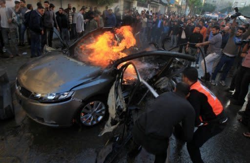 El ejército israelí mató este miércoles al jefe de las operaciones militares de Hamas y a otros seis palestinos, al lanzar una operación contra grupos armados en Gaza que, según las Brigadas Ezedin Al Qasam, abrirá "las puertas del infierno" para Israel. (AFP | Mahmud Hams)