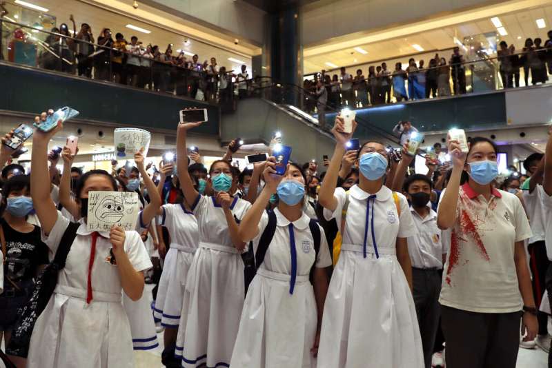 參與「反送中」抗爭的香港中學生越來越多，19日在沙田區商場有許多中學生高唱「願榮光歸香港」。（美聯社）