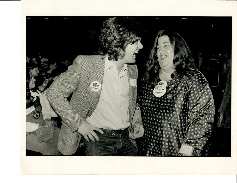 Jann Wenner with Mama Cass Elliot, volunteering as “celebrity ushers” at a George McGovern fundraising concert, 1972.