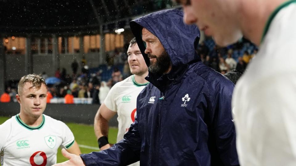 Andy Farrell speaks to Ireland players after the win over Samoa