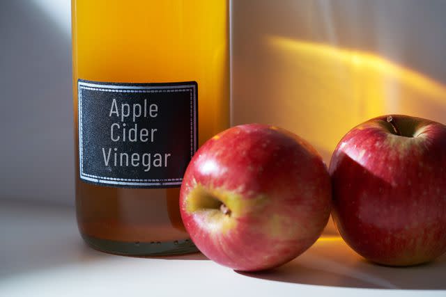 <p>new look casting / Getty Images</p> Bottle of apple cider vinegar with fresh apples