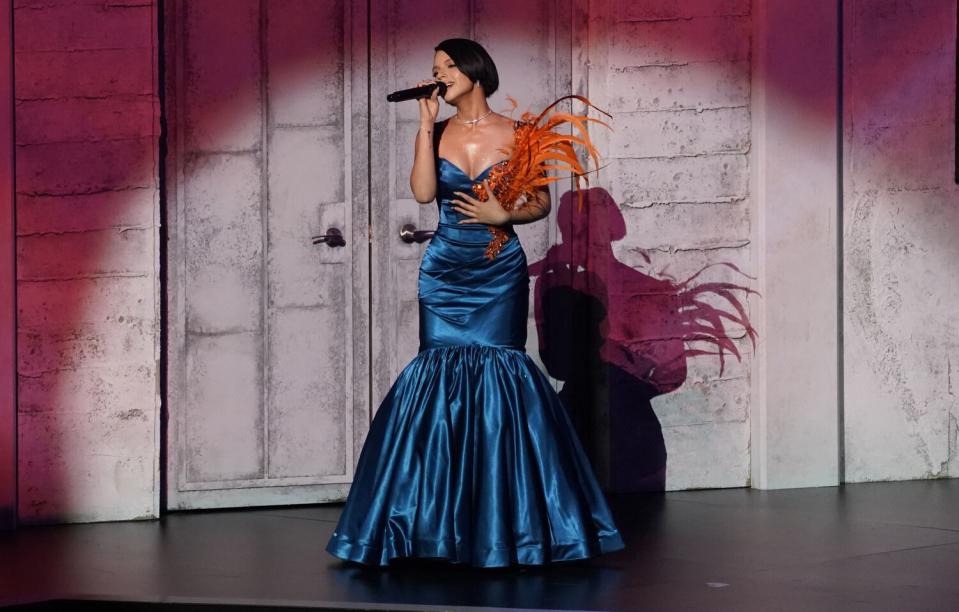 Ángela Aguilar desfila en la alfombra roja de la gala Persona del Años.