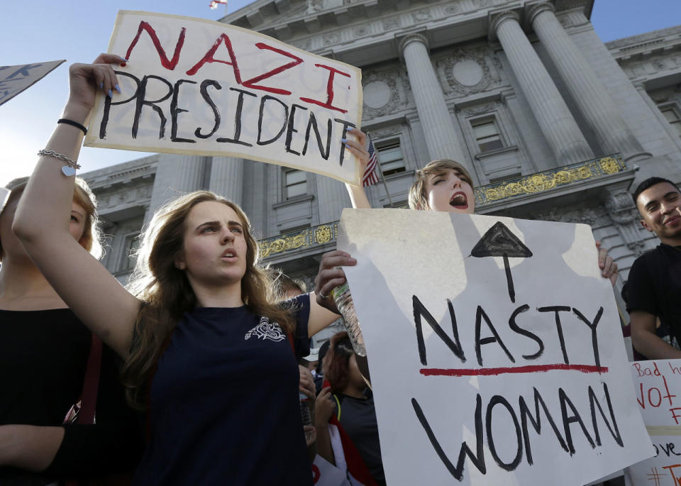 Estudiantes del Mission High School Hope Robertson (izquierda) y Cat Larson acompañan las protestas en contra de la elección de Trump junto a otros compañeros en frente del ayuntamiento de San Francisco. (AP Photo/Jeff Chiu)