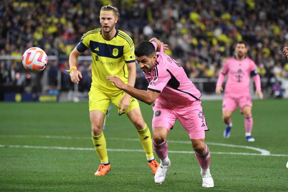 El delantero del Inter Miami Luis Suárez persigue una pelota ante la marca de Walker Zimmerman, del Nashville, en el partido de ida de octavos de final de la Liga de Campeones de la Concacaf, celebrado el 7 de marzo de 2024 en Nashville, Tennessee.