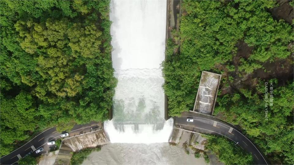 梅雨鋒面連番轟炸蓄水率達100%！空拍南化水庫「自然溢流」畫面超震撼