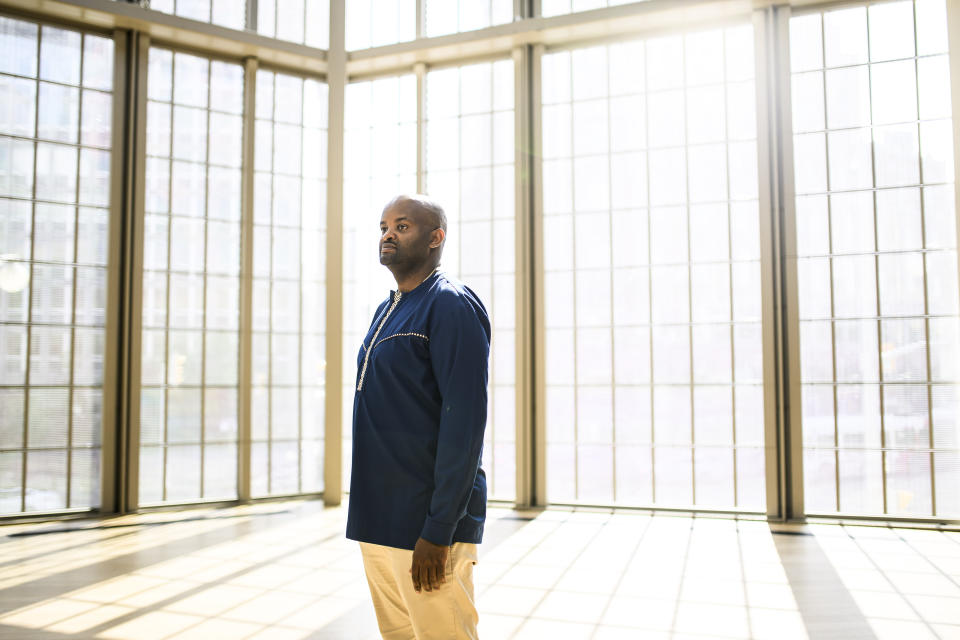 Pascal Kanyemera de pie para un retrato en el Centro Nacional de las Artes en Ottawa, Ontario, Canadá, el miércoles 17 de julio de 2024. (AP Foto/Justin Tang)