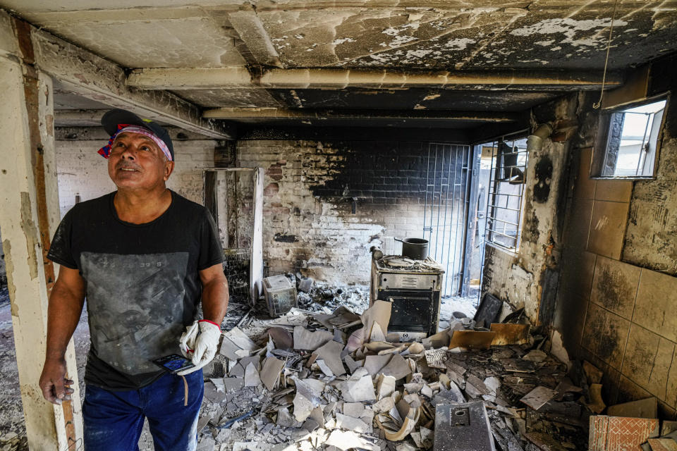 Marco Delgadillo observa los daños en su hogar tras un incendio en el barrio de El Olivar, en Viña del Mar, Chile, el lunes 5 de febrero de 2024. (AP Foto/ Esteban Félix)