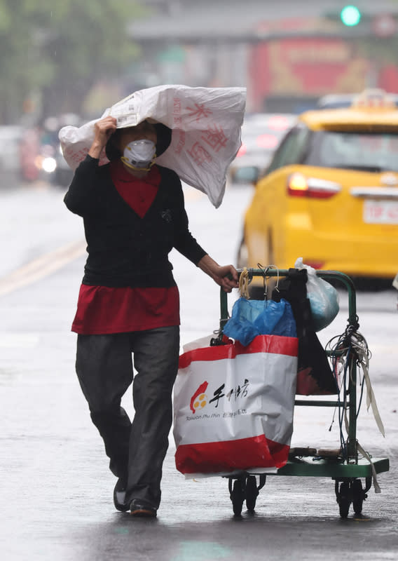 全台各地短暫陣雨  氣溫稍降 中央氣象署13日指出，上午仍受鋒面影響，各地有短 暫陣雨或雷雨，預計下半天降雨趨緩；溫度方面，白 天各地高溫較12日下降，北部及宜、花高溫預測為攝 氏24、25度，其他地區為27至30度。圖為台北市萬華 區，路上行人用塑膠袋遮擋雨勢。 中央社記者趙世勳攝  113年5月13日 