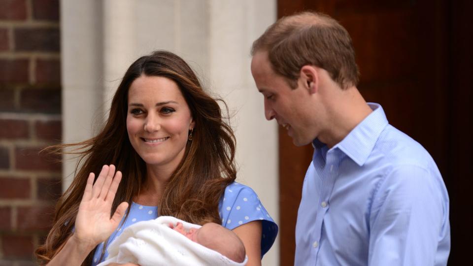 the duke and duchess of cambridge leave the lindo wing with their newborn son