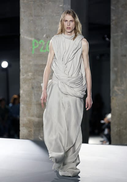 ¿Se imponen las togas? Seguro recuerdas las túnicas que usaban los hombres en la Antigua Roma. Bueno, el diseñador Rick Owens las ha revivido y parece que serán un hit en la próxima primavera. - Foto: Thierry Chesnot/Getty Images