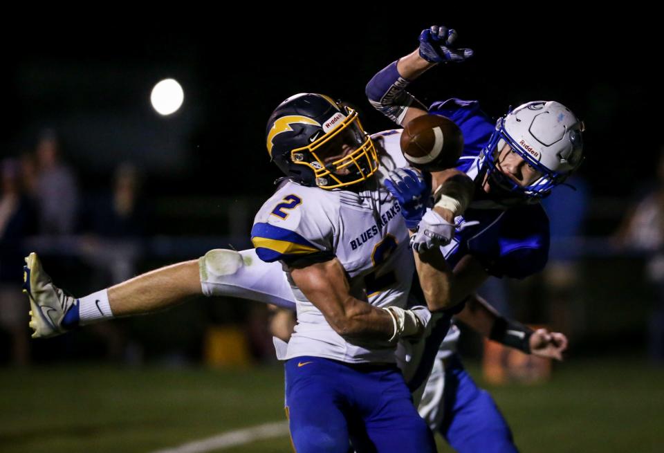 Owen Sampson of Ida breaks up a pass intended for Dundee's Elek Lapalme last season.