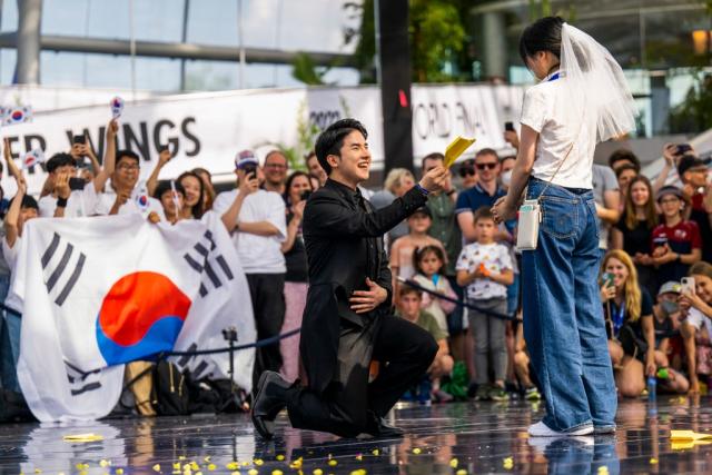 Aerobatics winner Seunghoon Lee, from South Korea, proposed to his girlfriend after being crowned the champion. (Red Bull Paper Wings)