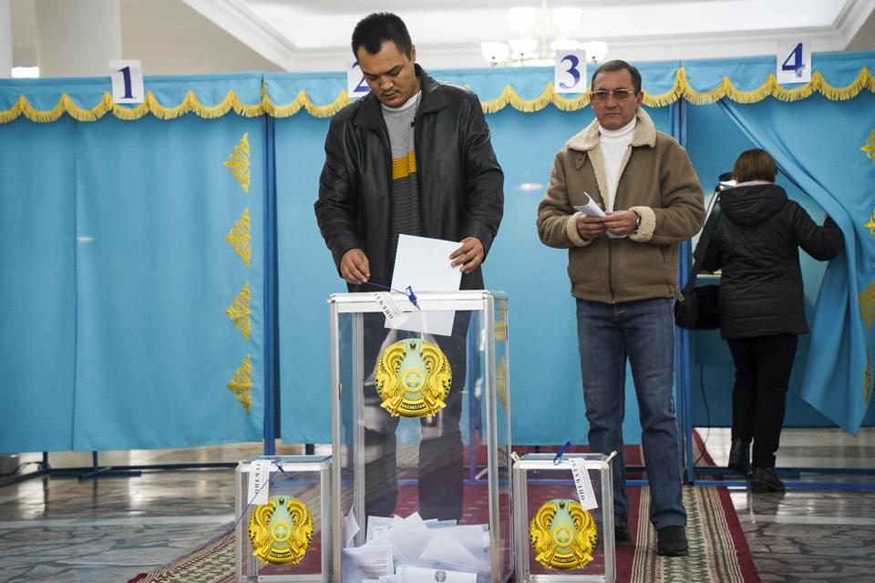 Voters cast their ballots at a polling station in Almaty, Kazakhstan, Sunday, Nov. 20, 2022. Kazakhstan's president appears certain to win a new term against little-known challengers in a snap election on Sunday. Five candidates are on the ballot against President Kassym-Jomart Tokayev, who faced a bloody outburst of unrest early this year and then moved to marginalize some of the Central Asian country's longtime powerful figures. (Vladimir Tretyakov/NUR.KZ via AP)