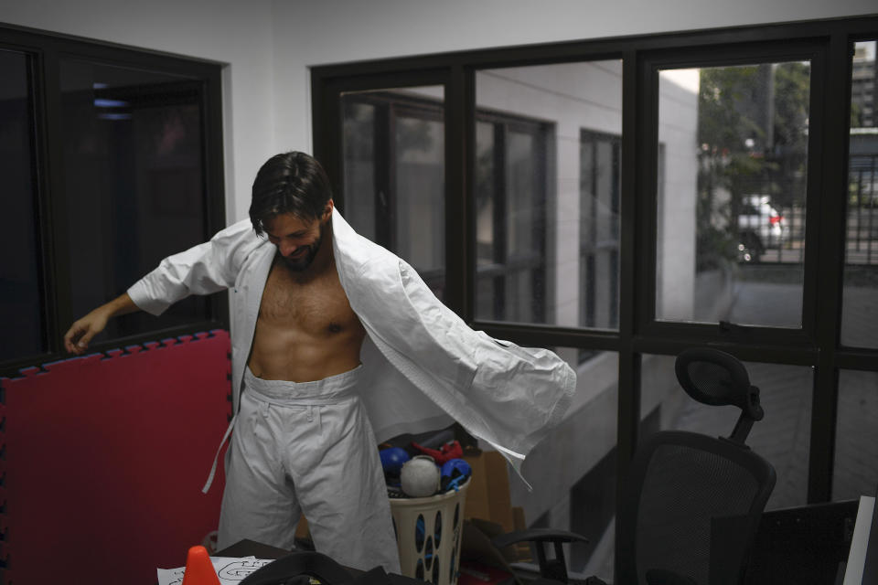 El karateca venezolano Antonio Díaz, bicampeón mundial, se prepara para entrenar solo en su dojo, donde daba también lecciones antes de la pandemia en Caracas, el viernes 24 de abril de 2020 (AP Foto/Matias Delacroix)