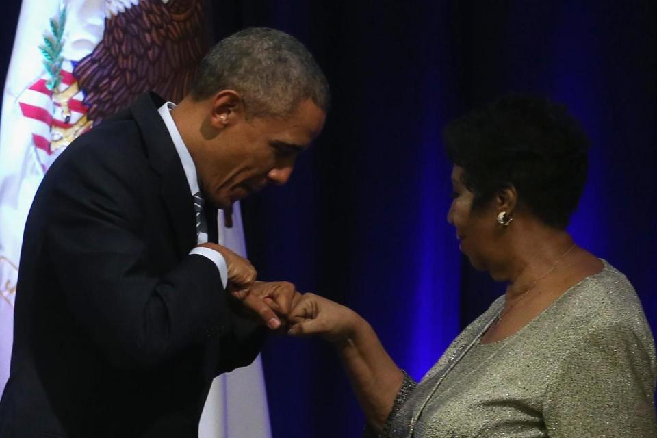 Barack Obama fist bumps Aretha Franklin in 2015 (Getty Images)