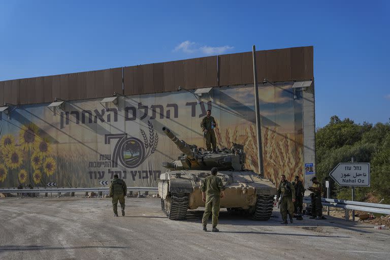 Soldados israelíes se reúnen en un área de concentración cerca de la frontera con la Franja de Gaza, en el sur de Israel, el domingo 15 de octubre de 2023. (Foto AP/Ohad Zwigenberg)