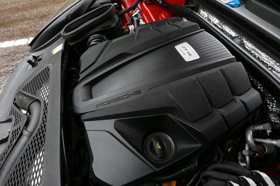 搭載的2.9L V6雙渦輪引擎經過重新調校升級，最大輸出來到媲美過往Turbo車型的440hp/56.1kgm。