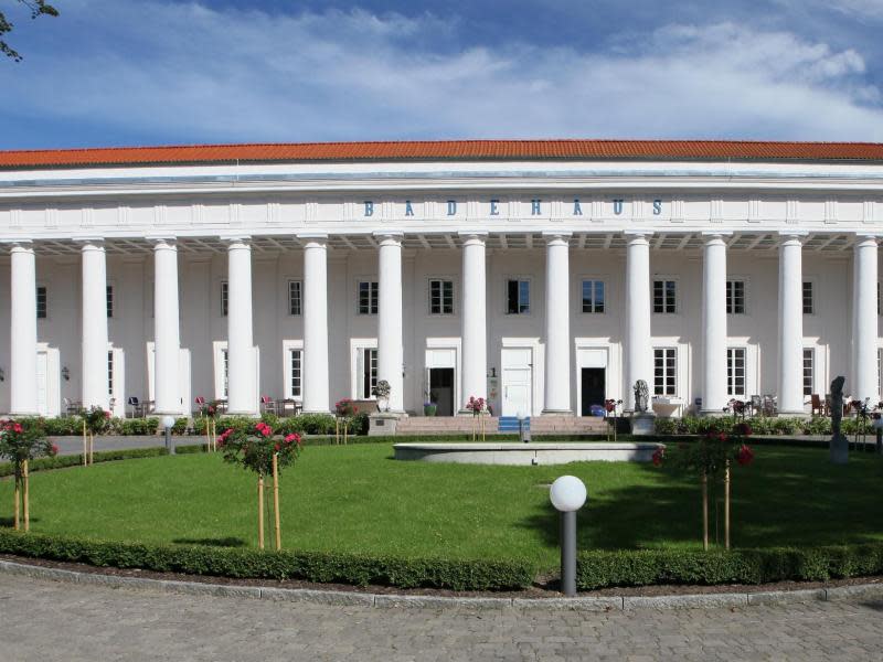 Im Auftrag des Fürsten: Wilhelm Malte ließ 1818 das Badehaus Goor errichten, die Säulen wurden erst später ergänzt. Foto: Hotel Badehaus Goor/Sven Kirchhoff