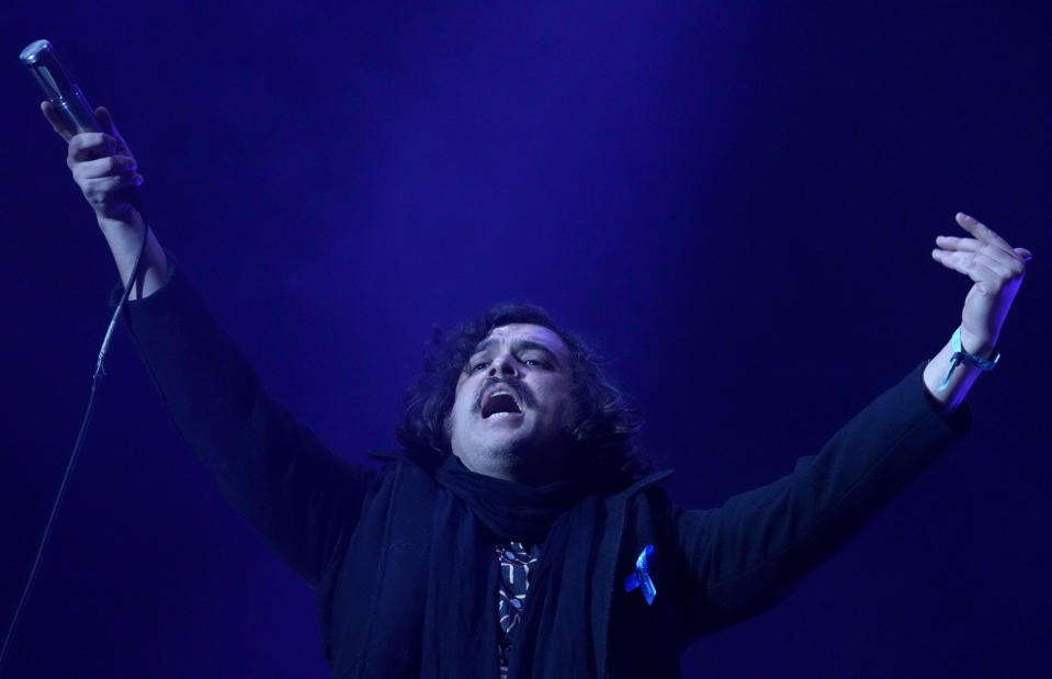 Luis Humberto Navejas, vocalista de Enjambre, durante su presentación en el festival Vive Latino en la Ciudad de México el domingo 19 de marzo de 2023. (Foto AP/Fernando Llano)