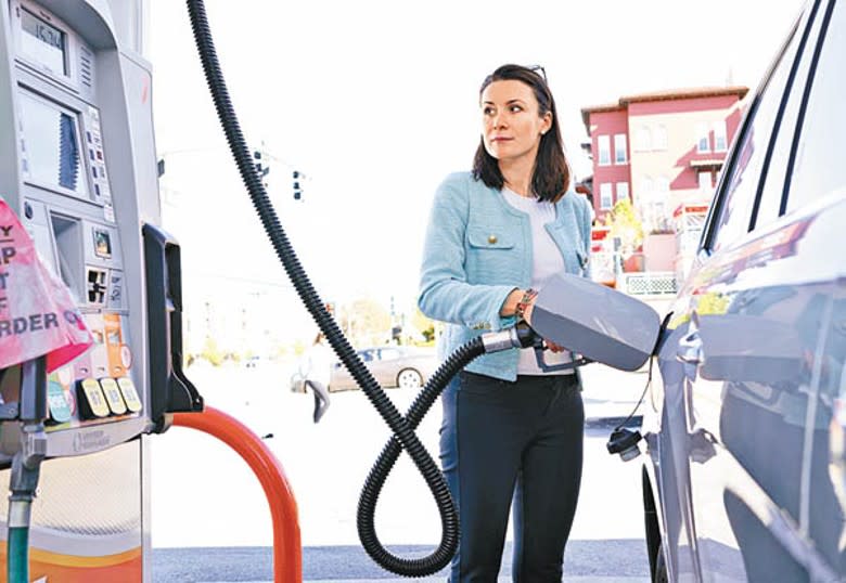隨着油價飆升，美國汽油價升至每加侖4.715美元。