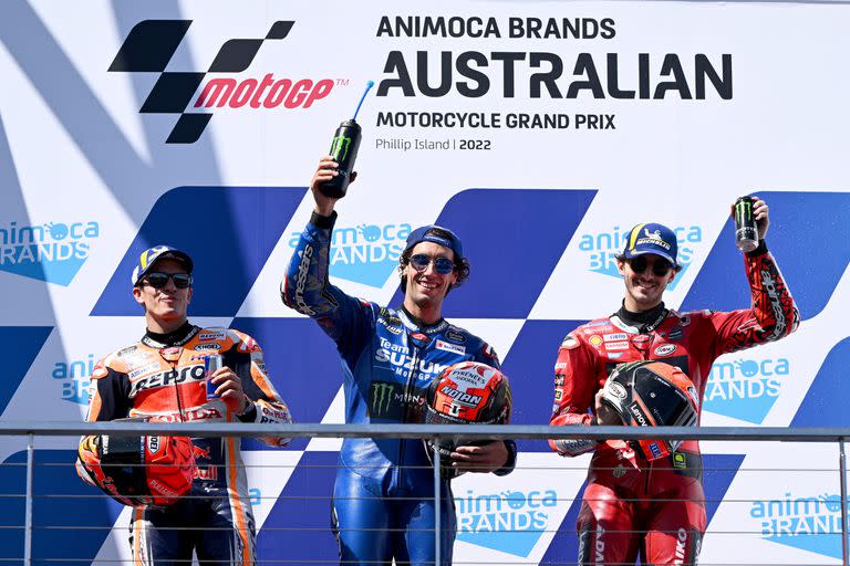 Álex Rins, flanqueado por Márc Márquez y Franceso Bagnaia; el catalán rompió la racha de 39 carreras sin victorias de Suzuki, la marca japonesa que se retirará del Mundial al terminar el calendario