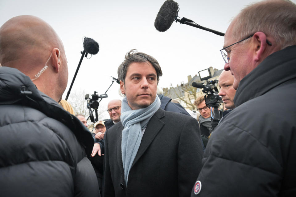 Le Premier ministre Gabriel Attal rencontre des membres du public sur le marché de Caen lors, le 14 janvier 2024. (Photo by Lou BENOIST / AFP)