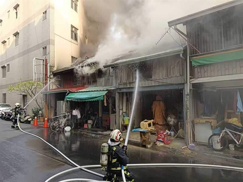 火勢延燒波及附近民宅，消防隊員急拉水線灌救，幸好火勢控制住。（圖／翻攝畫面）