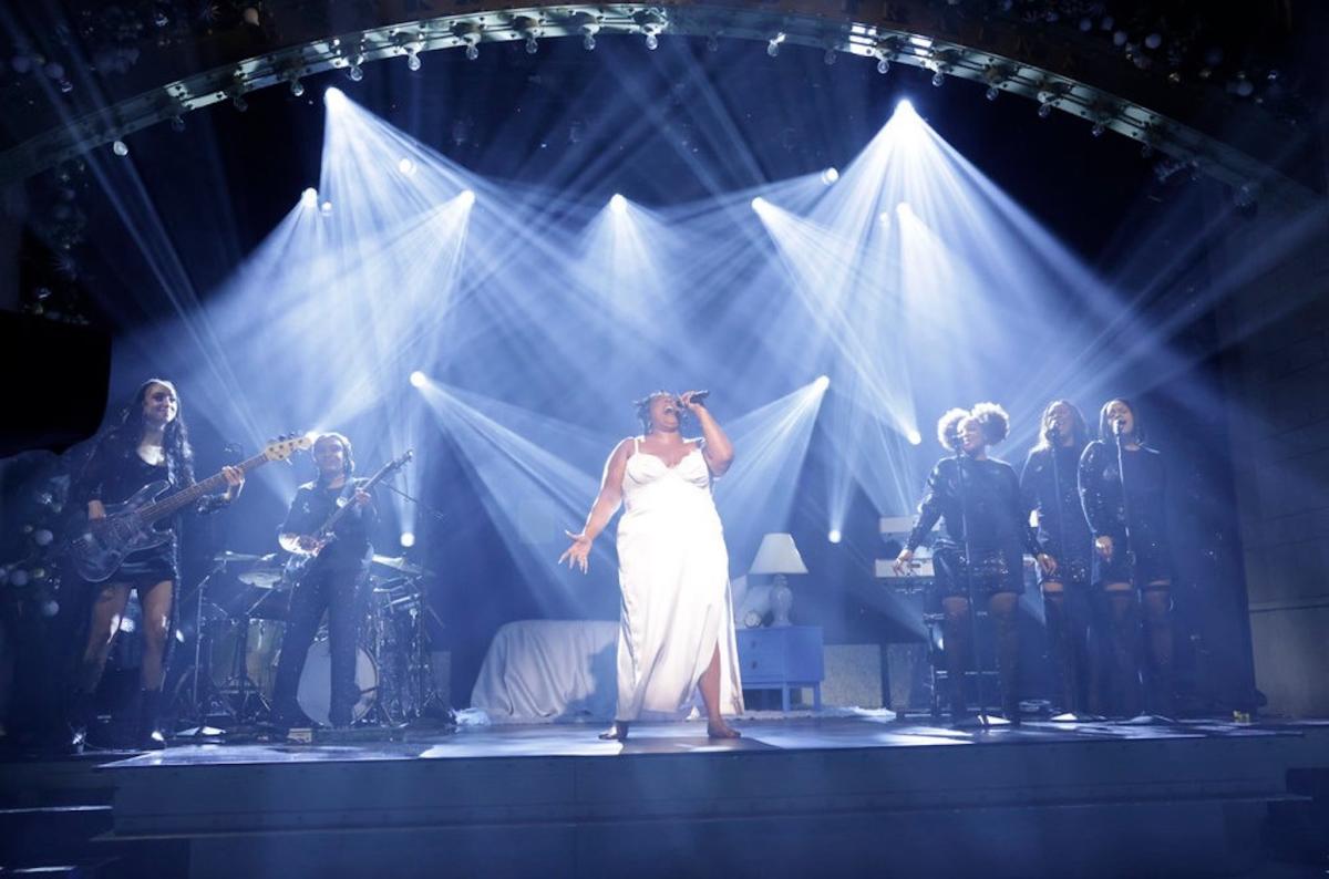 Lizzo Brings Holiday Cheer To ‘snl With Cover Of Stevie Wonders