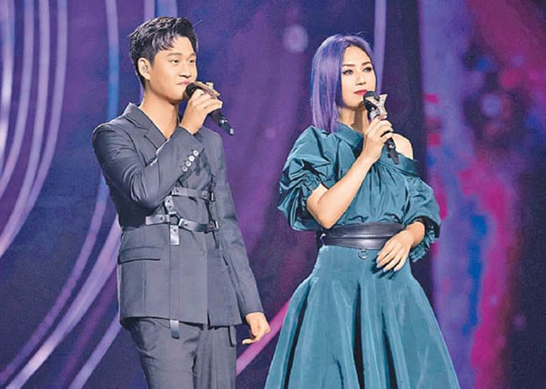 周興哲與千嬅退出節目，臨別合唱一曲《野孩子》。