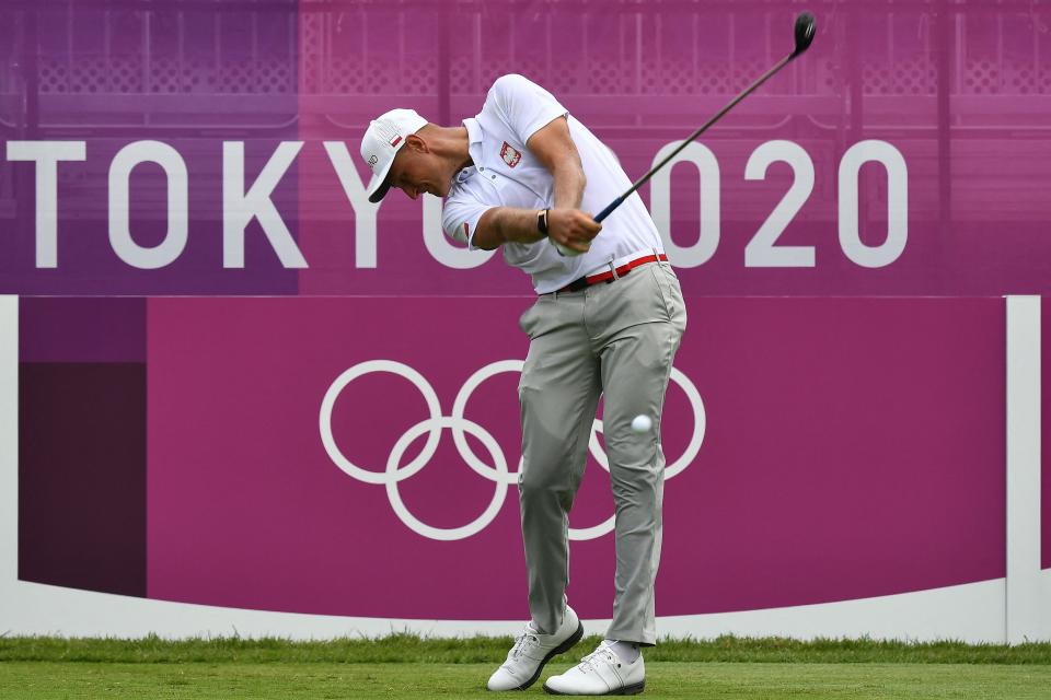 El polaco Adrian Meronk realiza el saque inicial desde el primer tee en la primera ronda del torneo individual de golf masculino durante los Juegos Olímpicos de Tokio 2020 en el Kasumigaseki Country Club. (Kazuhiro Nogi/AFP vía Getty Images)