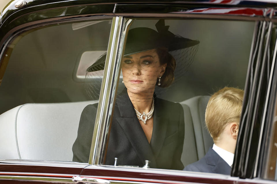 Fotografia colorida mostra Catherine Middleton dentro de um carro