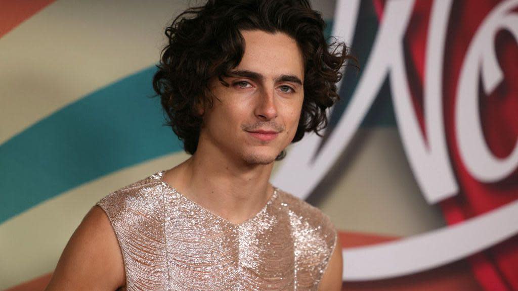  Timothee Chalamet viste una camisa metálica 